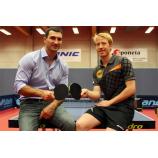 Nhà vô địch quyền anh hạng nặng Wladimir Klitschko thi đấu bóng bàn